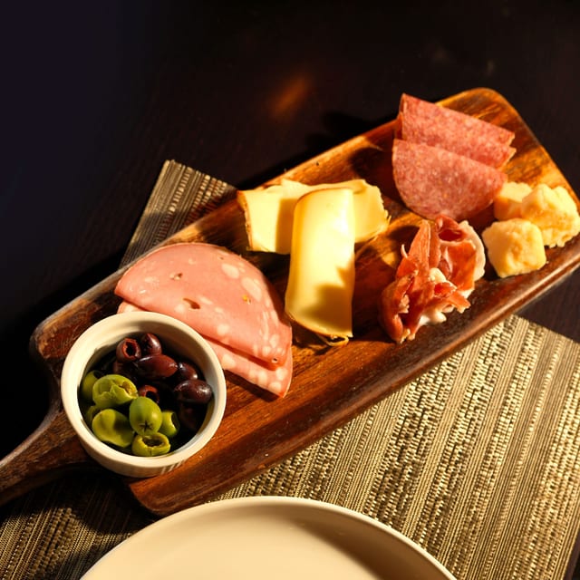 Tagliere Di Salumi E Formaggi.